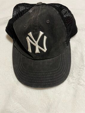 New York Yankees Black Mesh Trucker Hat